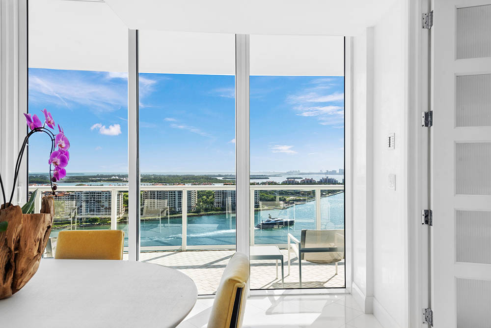 Вид из квартиры в новострое в Майами