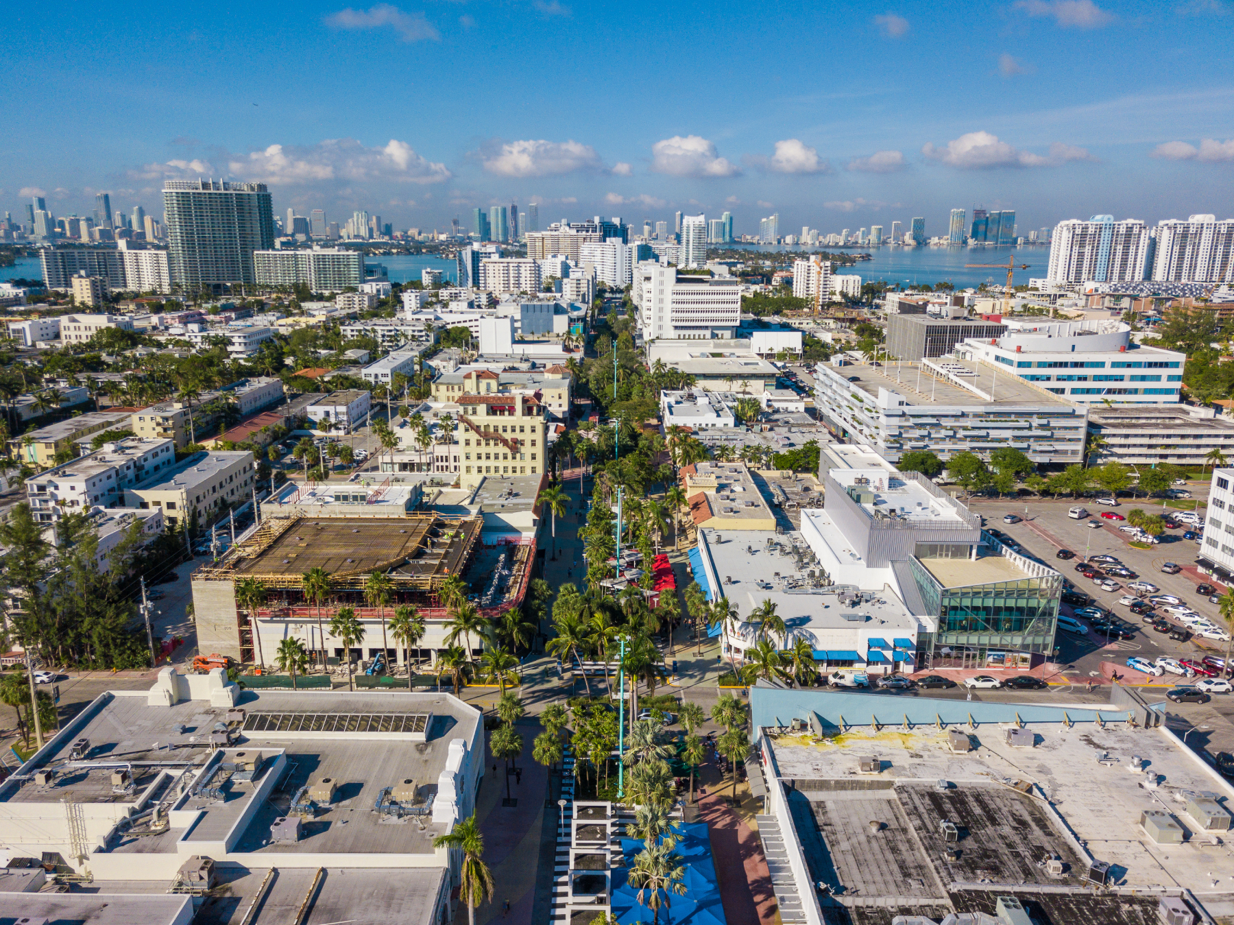 На фото Линкольн-роуд, красивая улица в Майами-Бич