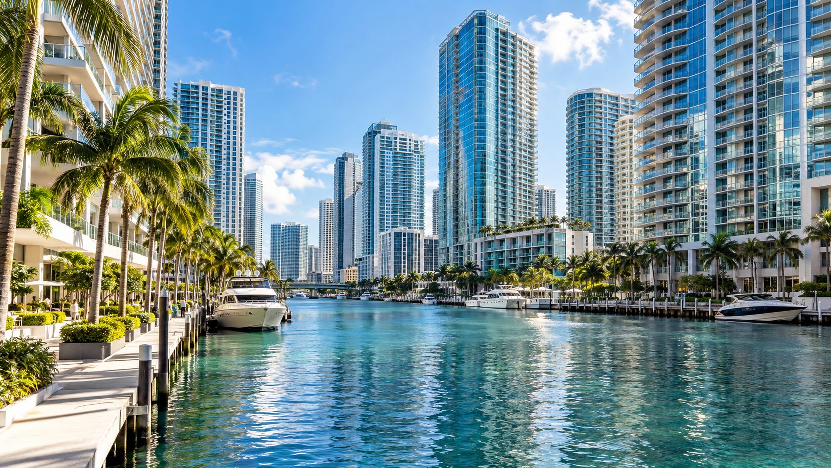 Жилые башни вдоль Miami River в Downtown Miami