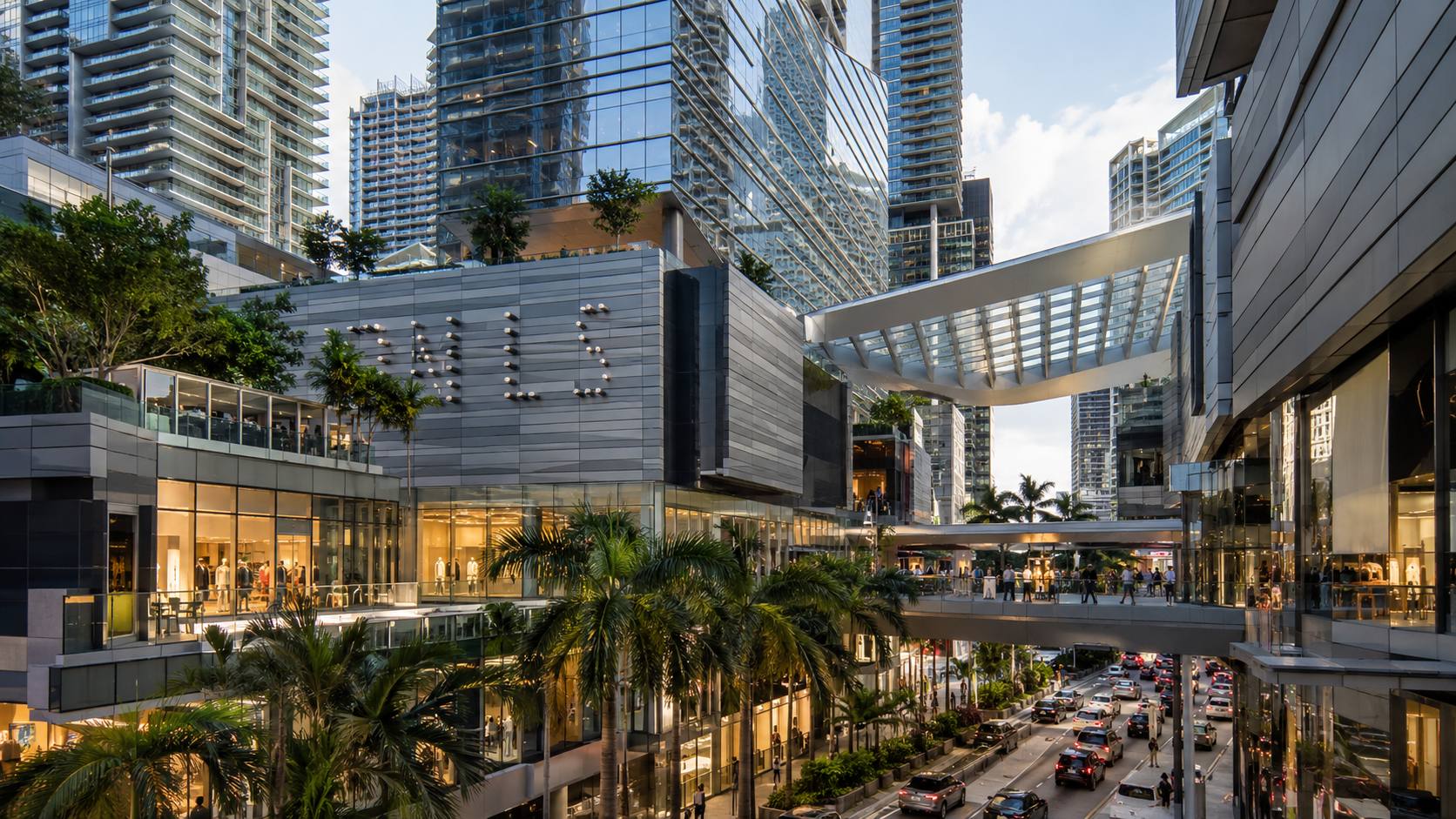 Brickell City Centre с современной архитектурой, пешеходными переходами и окружающими высотными зданиями